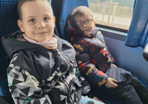 Dzieci siedzą w autokarze