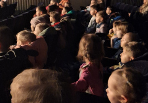 Dzieci siedzą w teatrze