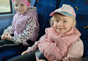 Dzieci siedzą w autokarze