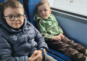 Dzieci siedzą w autokarze