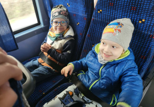 Dzieci siedzą w autokarze