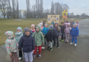 Dzieci w drodze do parku