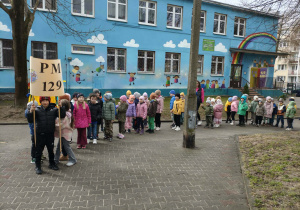 Dzieci w drodze do parku