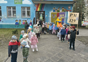 Dzieci w drodze do przedszkola