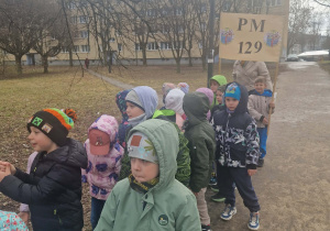 Dzieci w drodze do parku