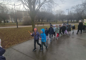 Dzieci spacerują po parku z Marzanną