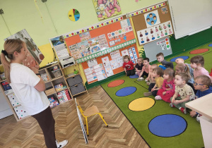 Dzieci słuchają informacji o czekoladzie