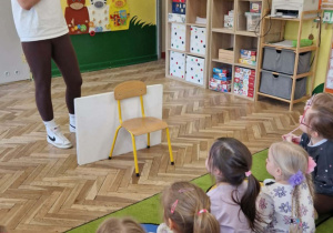 Dzieci słuchają informacji o czekoladzie