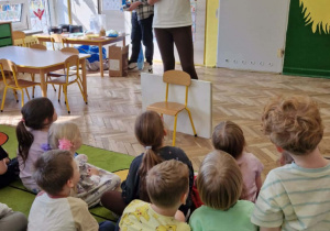 Dzieci słuchają informacji o czekoladzie