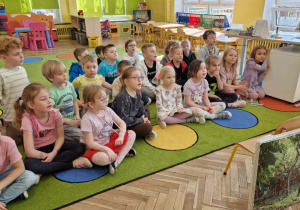 Dzieci słuchają informacji o czekoladzie