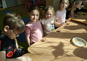 dzieci uczestniczą w warsztatach robienia czekolady