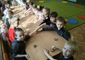 dzieci uczestniczą w warsztatach robienia czekolady