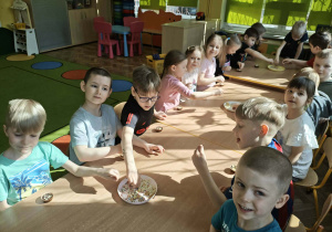 dzieci uczestniczą w warsztatach robienia czekolady