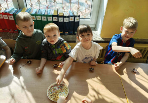 dzieci uczestniczą w warsztatach robienia czekolady