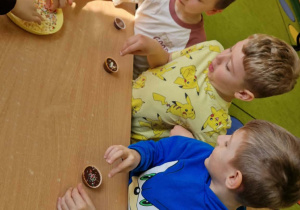 dzieci uczestniczą w warsztatach robienia czekolady