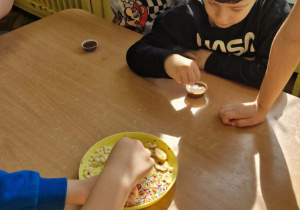 dzieci uczestniczą w warsztatach robienia czekolady