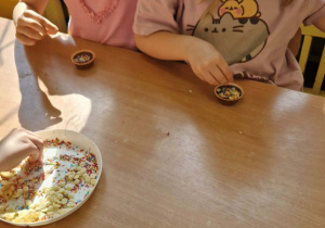 dzieci uczestniczą w warsztatach robienia czekolady