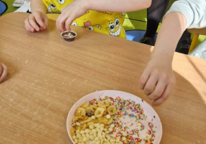 dzieci uczestniczą w warsztatach robienia czekolady