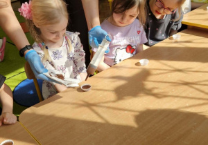 dzieci uczestniczą w warsztatach robienia czekolady