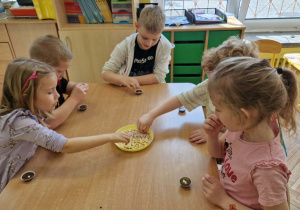 dzieci uczestniczą w warsztatach robienia czekolady