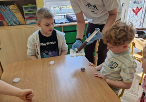 dzieci uczestniczą w warsztatach robienia czekolady