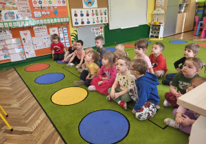 Dzieci słuchają informacji o czekoladzie