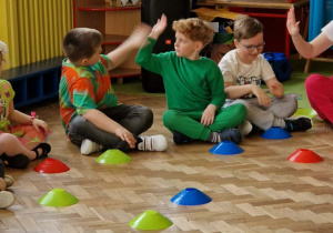 Dzieci uczestniczą w zabawie na balu