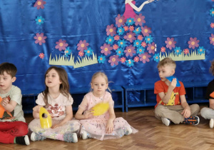 Dzieci trzymają kolorowe krążki