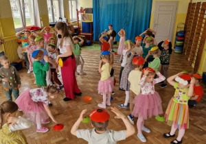 Dzieci uczestniczą w zbawie podczas balu wiosny