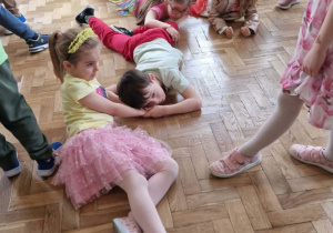 Dzieci uczestniczą w zabawie ruchowej