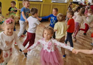 Dzieci tańczą na balu wiosny