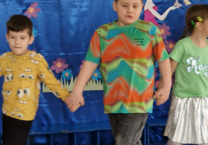 Dzieci tańczą na balu wiosny