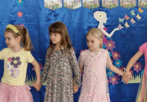 Dzieci tańczą na balu wiosny