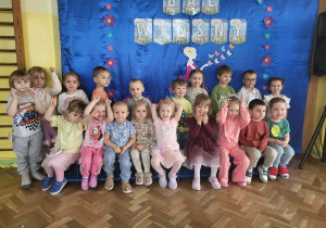 Dzieci z gr 1 pozują do zdjęcia