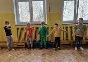 Dzieci tańczą na balu wiosny