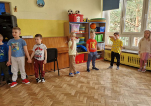 Dzieci tańczą na balu wiosny