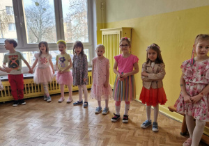 Dzieci tańczą na balu wiosny