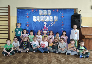Dzieci z gr 3 pozują do zdjęcia