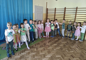 Dzieci tańczą tworząc pociąg