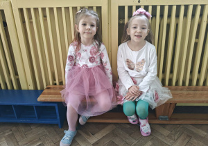 Dwie dziewczynki na balu wiosny