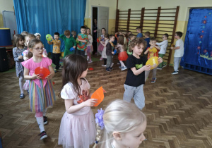 Dzieci uczestniczą w zabawie ruchowej