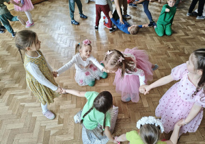 dzieci tańczą na balu