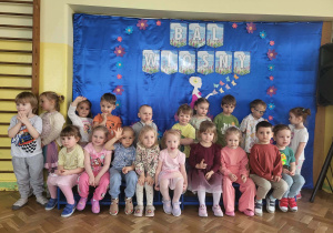 Dzieci z gr 1 pozują do zdjęcia