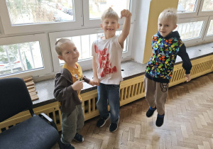 Trzech chłopców tańczy na balu