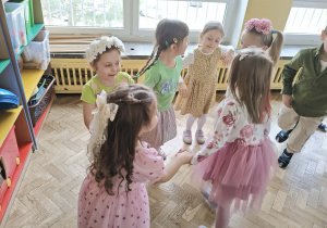 dzieci tańczą na balu