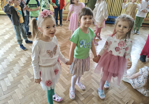 dzieci tańczą na balu