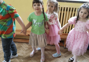 dzieci tańczą na balu