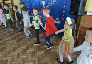 dzieci tańczą na balu