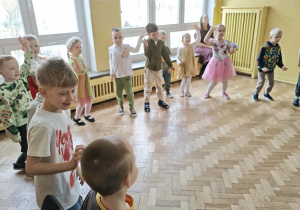 dzieci tańczą na balu