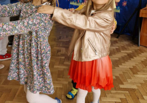 Dzieci tańczą na balu wiosny